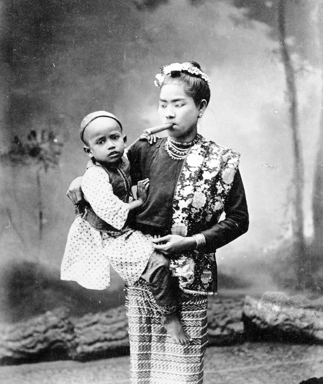 Burmesische Frau mit Kind und rauchend einer Cheroot von English Photographer