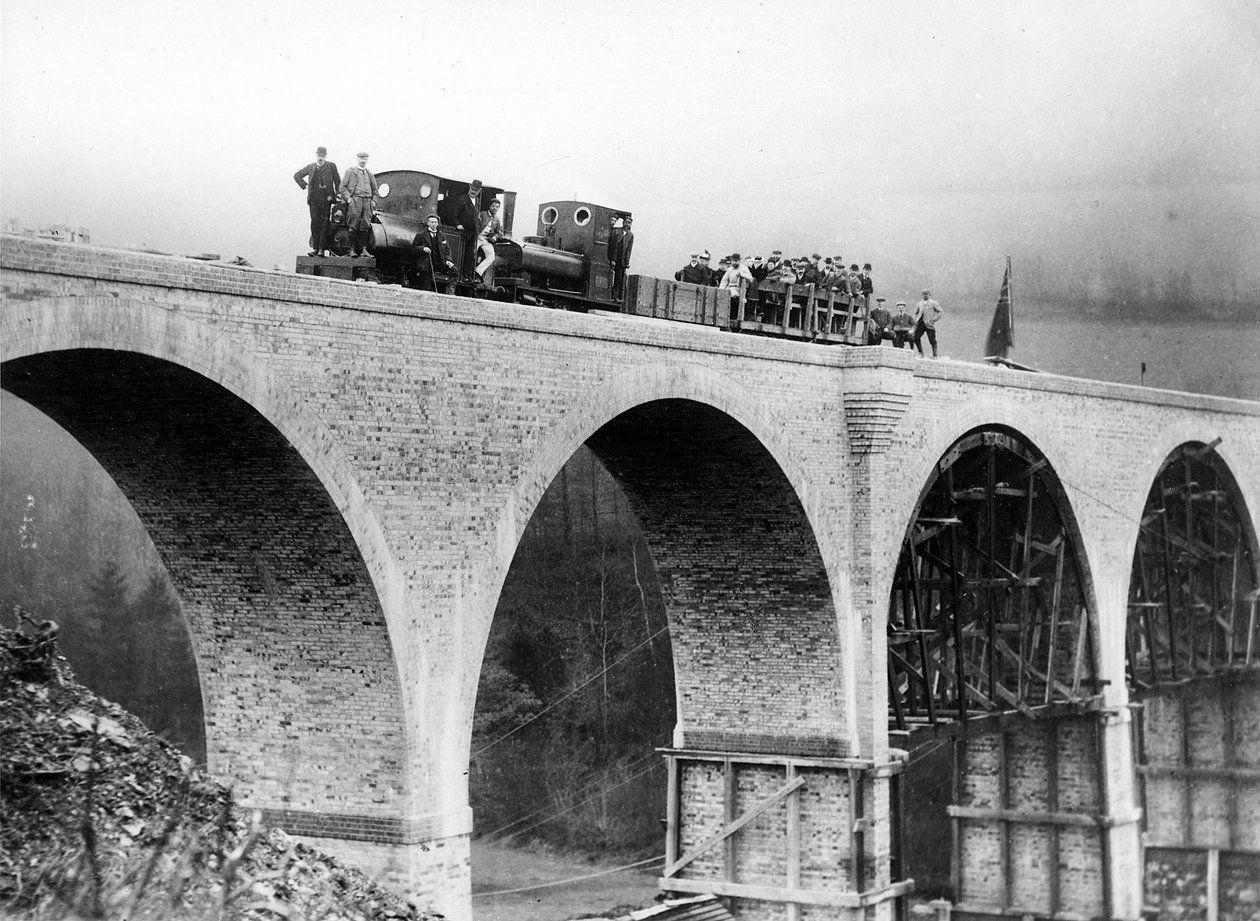 Chelfam Viadukt im Bau, ca. 1897 von English Photographer