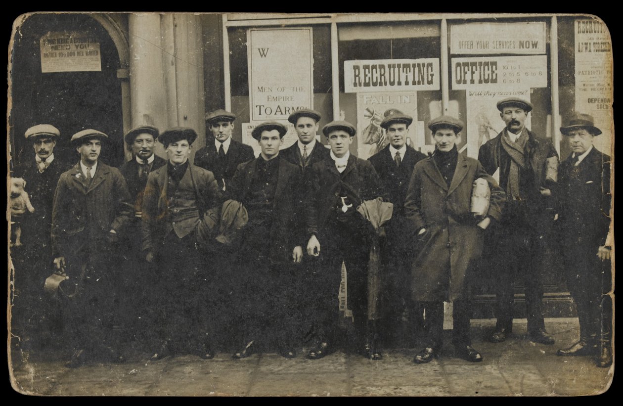 Zivile Rekruten vor einem nicht identifizierten Rekrutierungsbüro, ca. 1915 von English Photographer