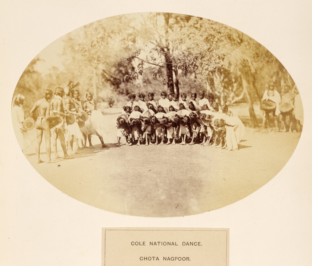 Cole Nationaltanz, Chota Nagpoor, aus The People of India, von J. Forbes Watson, veröffentlicht 1868 von English Photographer