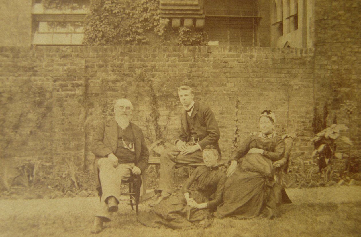 Dr. William R. Woodman (1828-91) mit seiner Familie in ihrem Londoner Zuhause, ca. 1887 von English Photographer