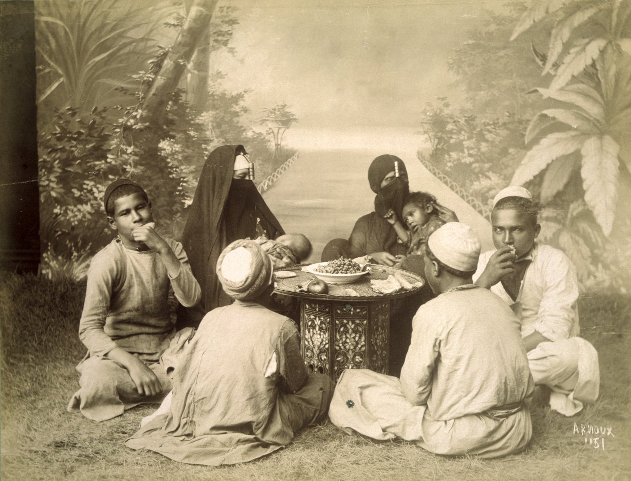 Ägyptische Familie beim Essen, ca. 1880 von English Photographer
