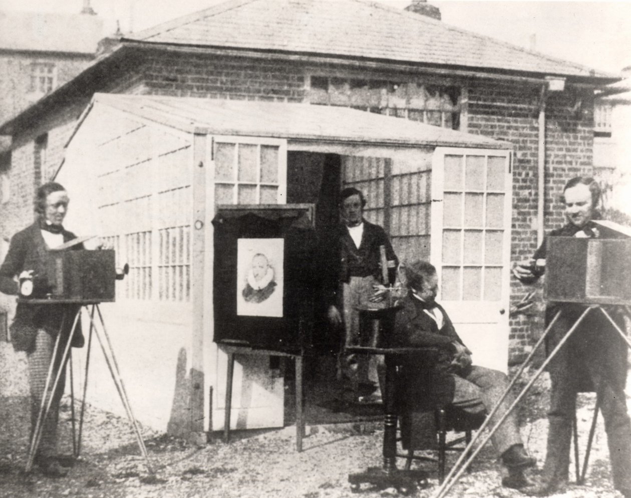 Fox Talbot (rechts) im Fotostudio von Reading, ca. 1845 von English Photographer