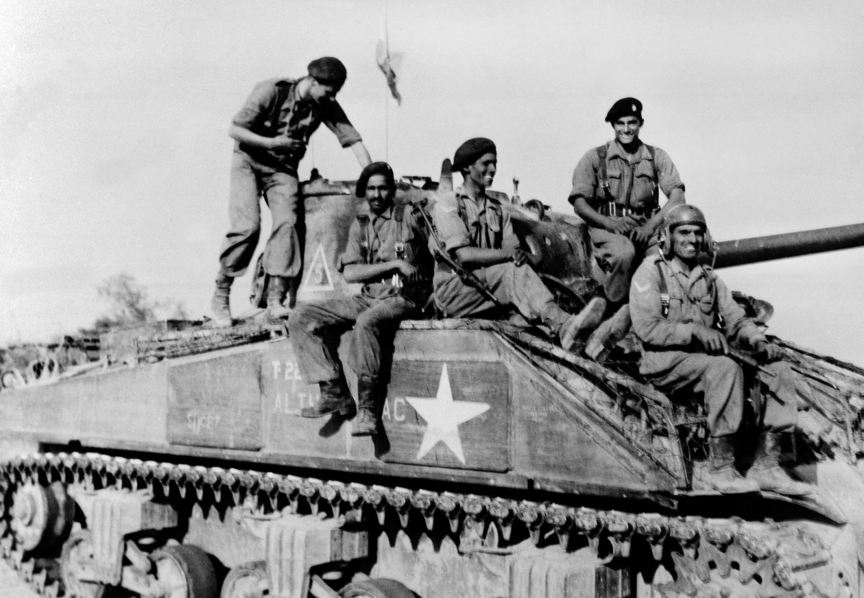 Indische Panzerbesatzung auf ihrem Sherman von English Photographer