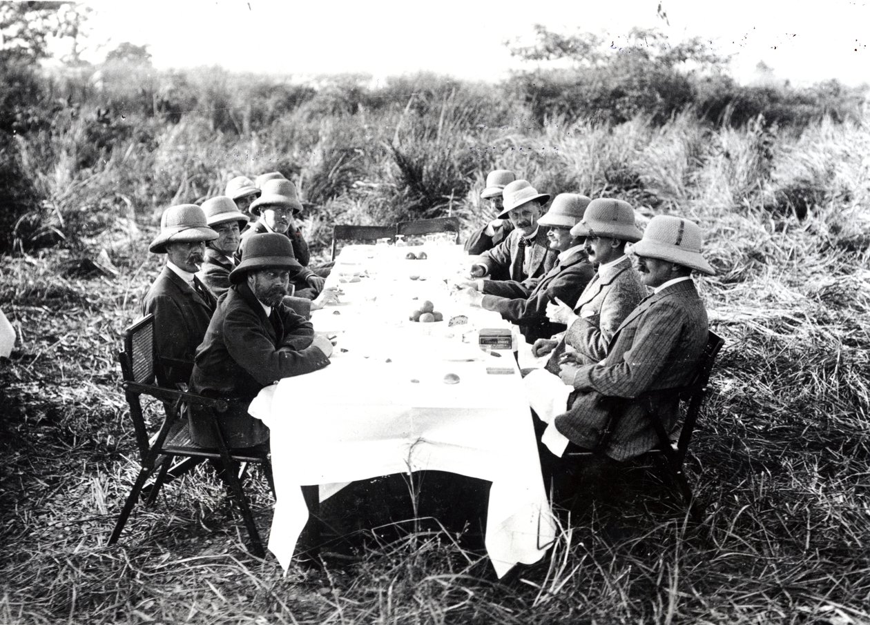 König Georg V. beim Mittagessen im Chitwan-Tal während einer Tigerjagd, 1911 von English Photographer