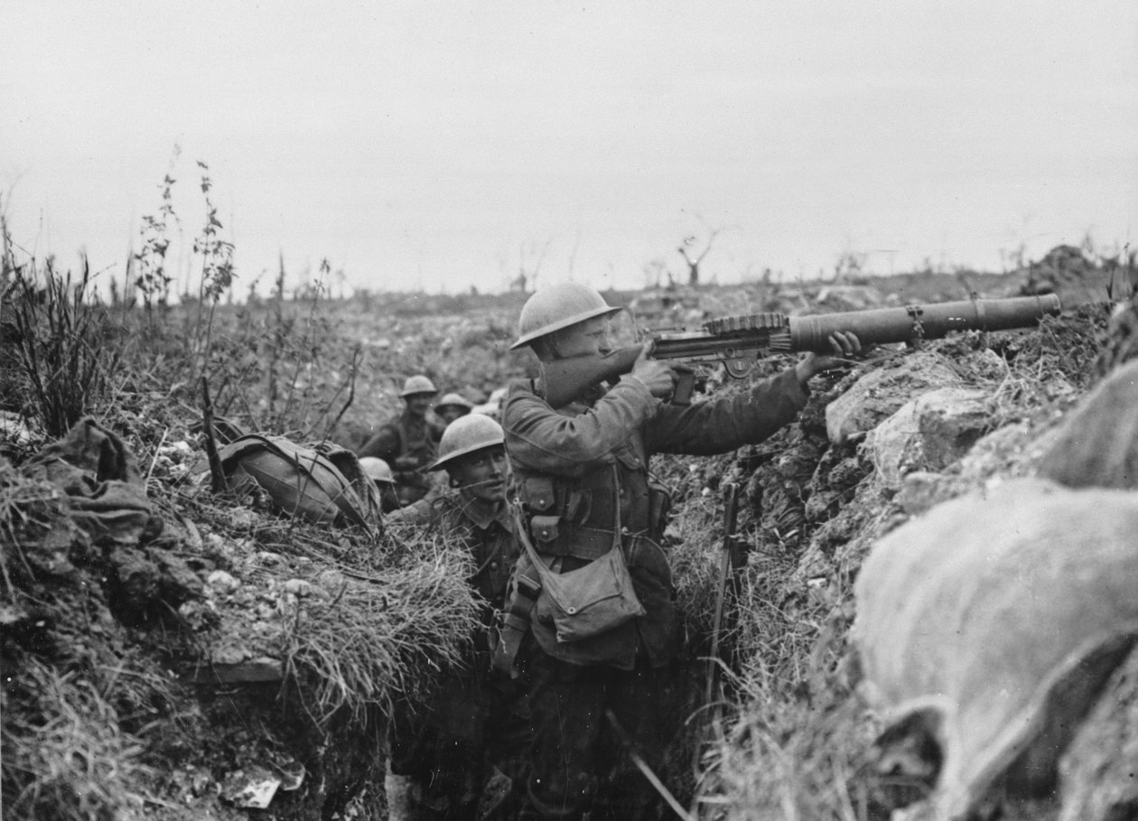 Lewis-Schütze auf der Schießstufe eines Grabens, 1916-18 von English Photographer