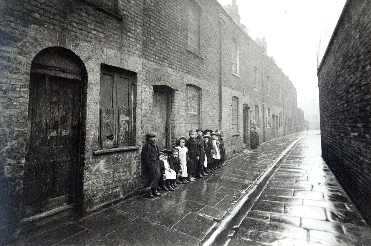 Slums in London, ca. 1900 von English Photographer