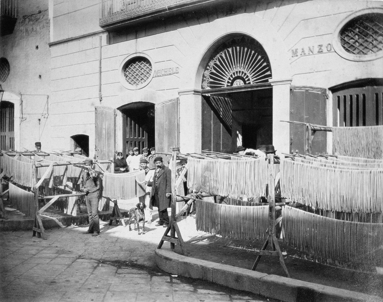 Pasta trocknet auf den Straßen, Neapel, 1897 von English Photographer