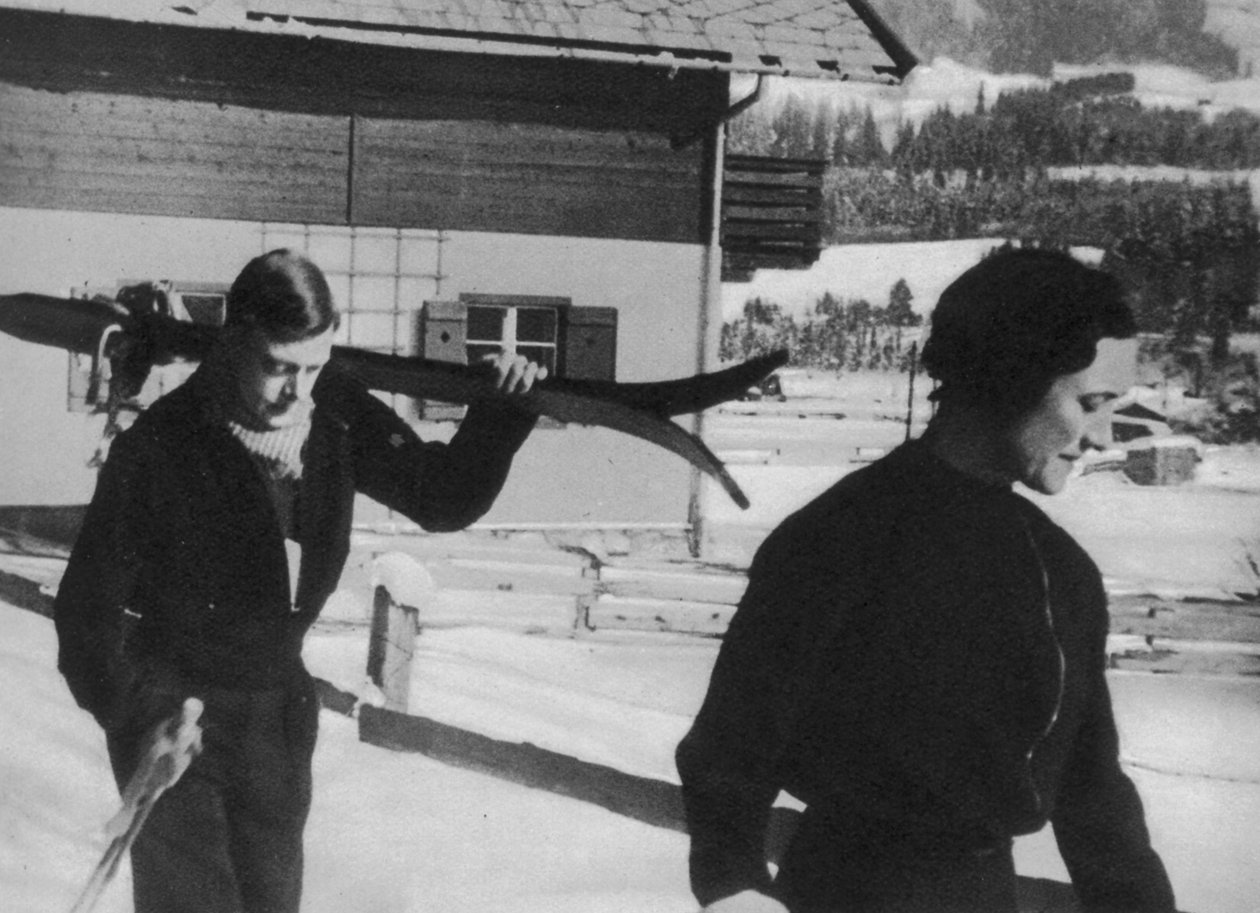 Prinz Edward und Wallis Warfield Simpson im Skiurlaub, 1936 von English Photographer