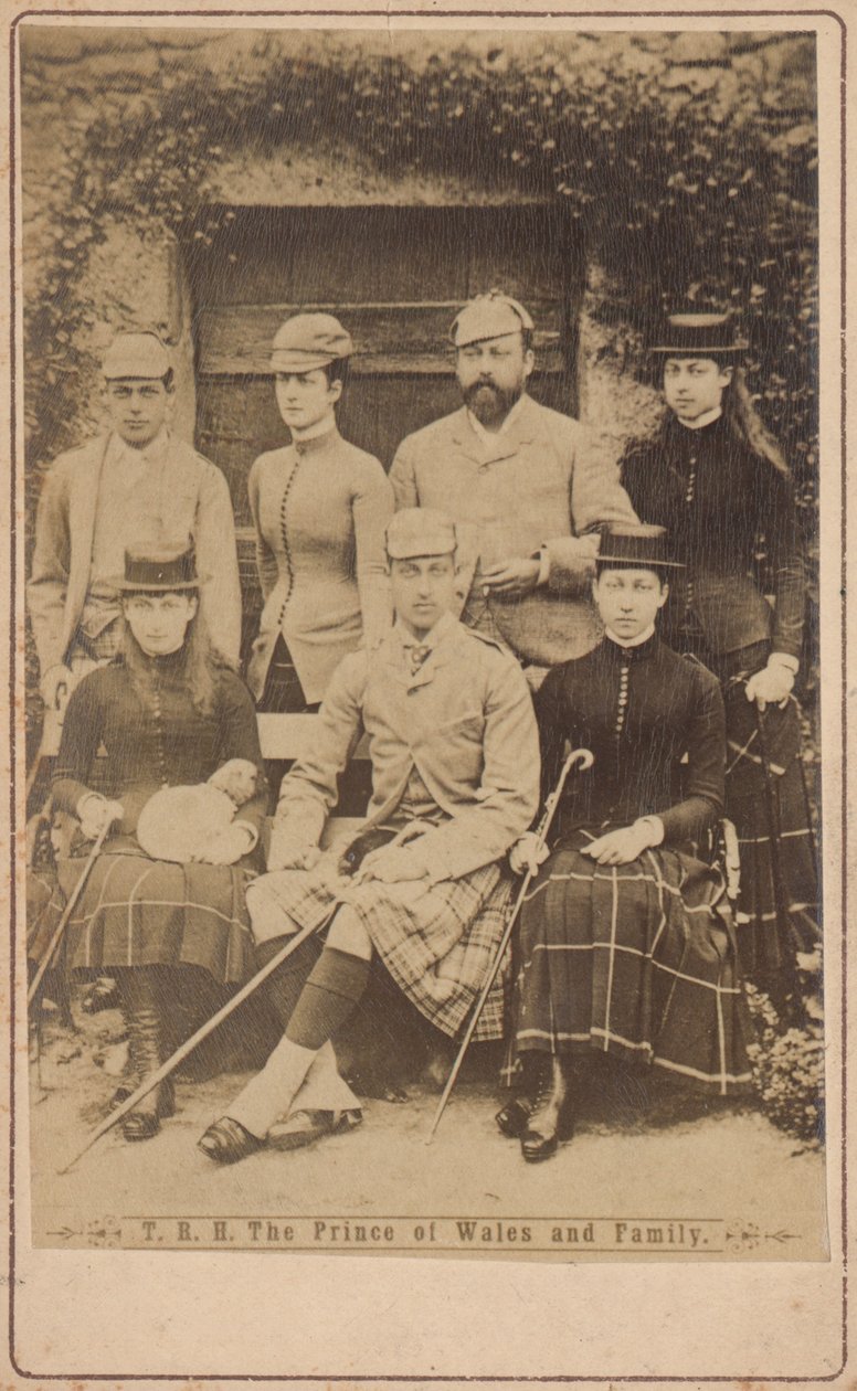 Prinz von Wales in einem Porträt mit seiner Familie von English Photographer