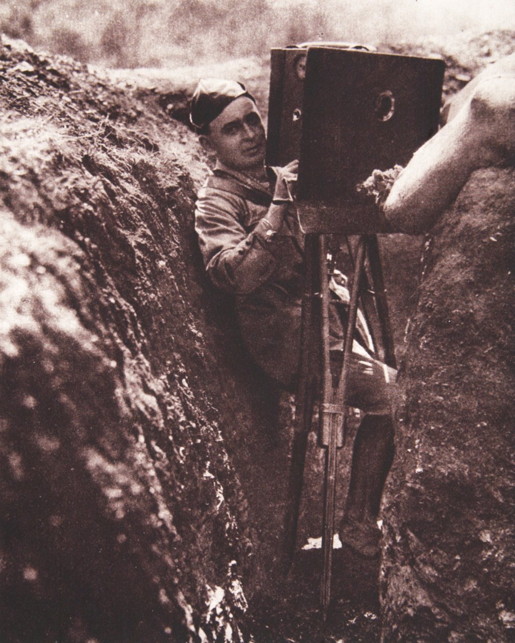 Vor Kugeln geschützt durch einen gepanzerten Stahlschild: der Bediener bei der Arbeit, Illustration aus The Illustrated War News, 13. September 1916 von English Photographer