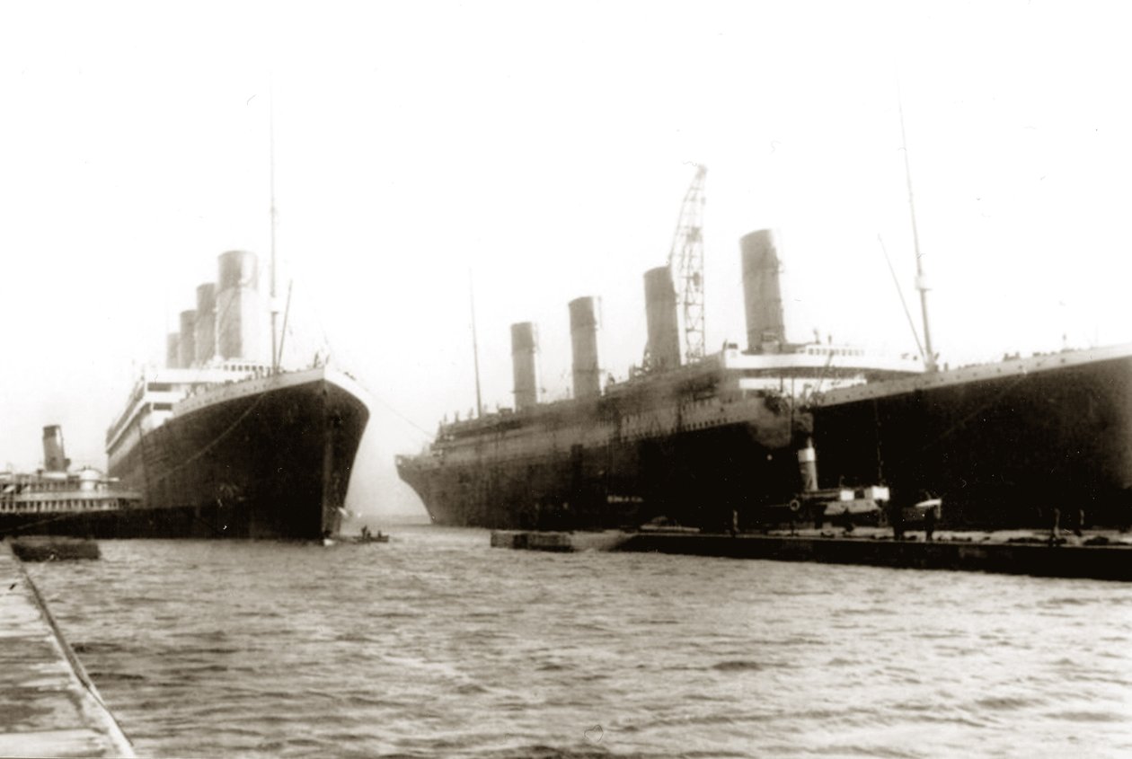 RMS Titanic wird aus dem Trockendock bewegt, um ihrer Schwesterschiff RMS Olympic den Austausch eines Propellers zu ermöglichen, 6. März 1912 von English Photographer