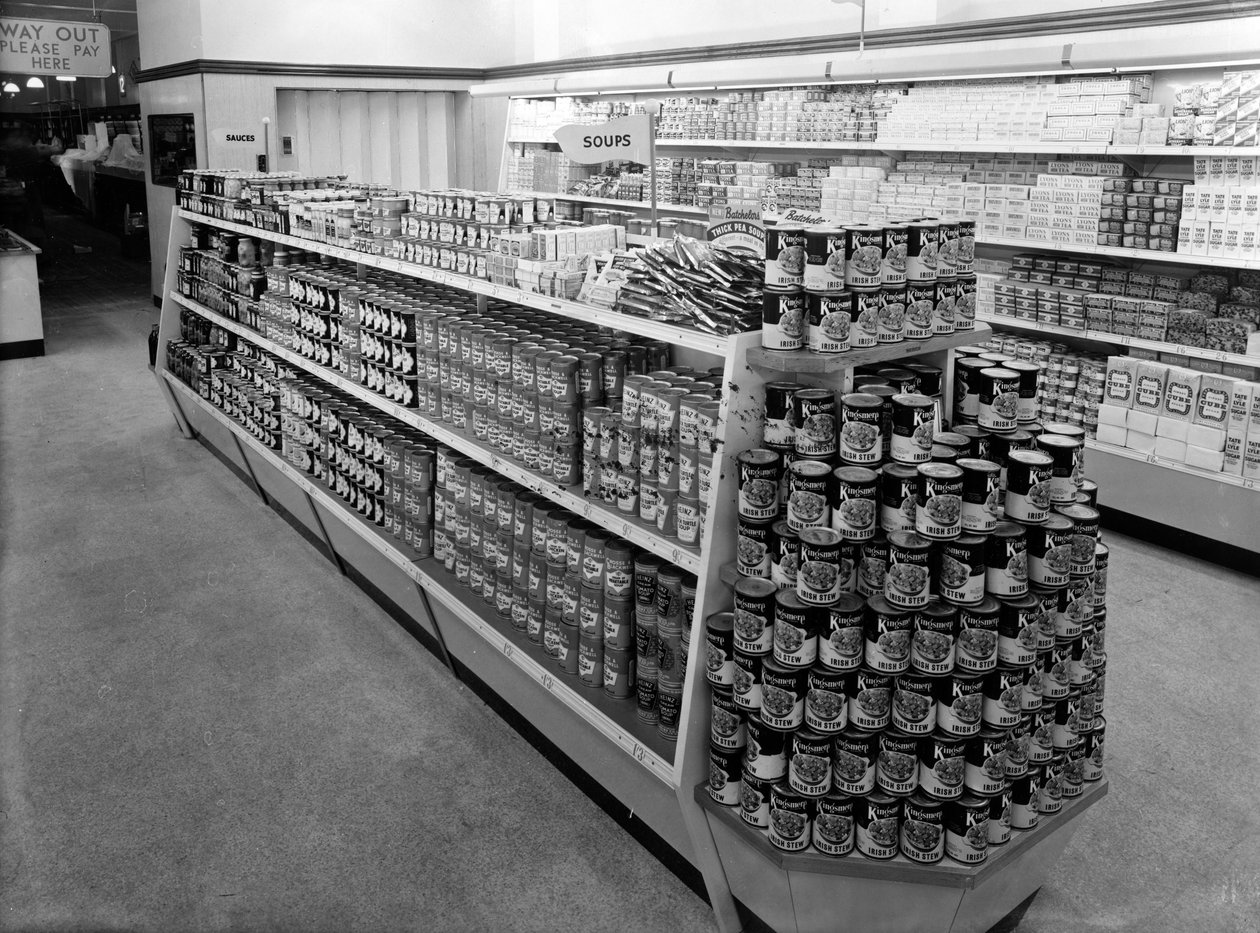 Suppengang, Woolworths Laden, 1956 von English Photographer