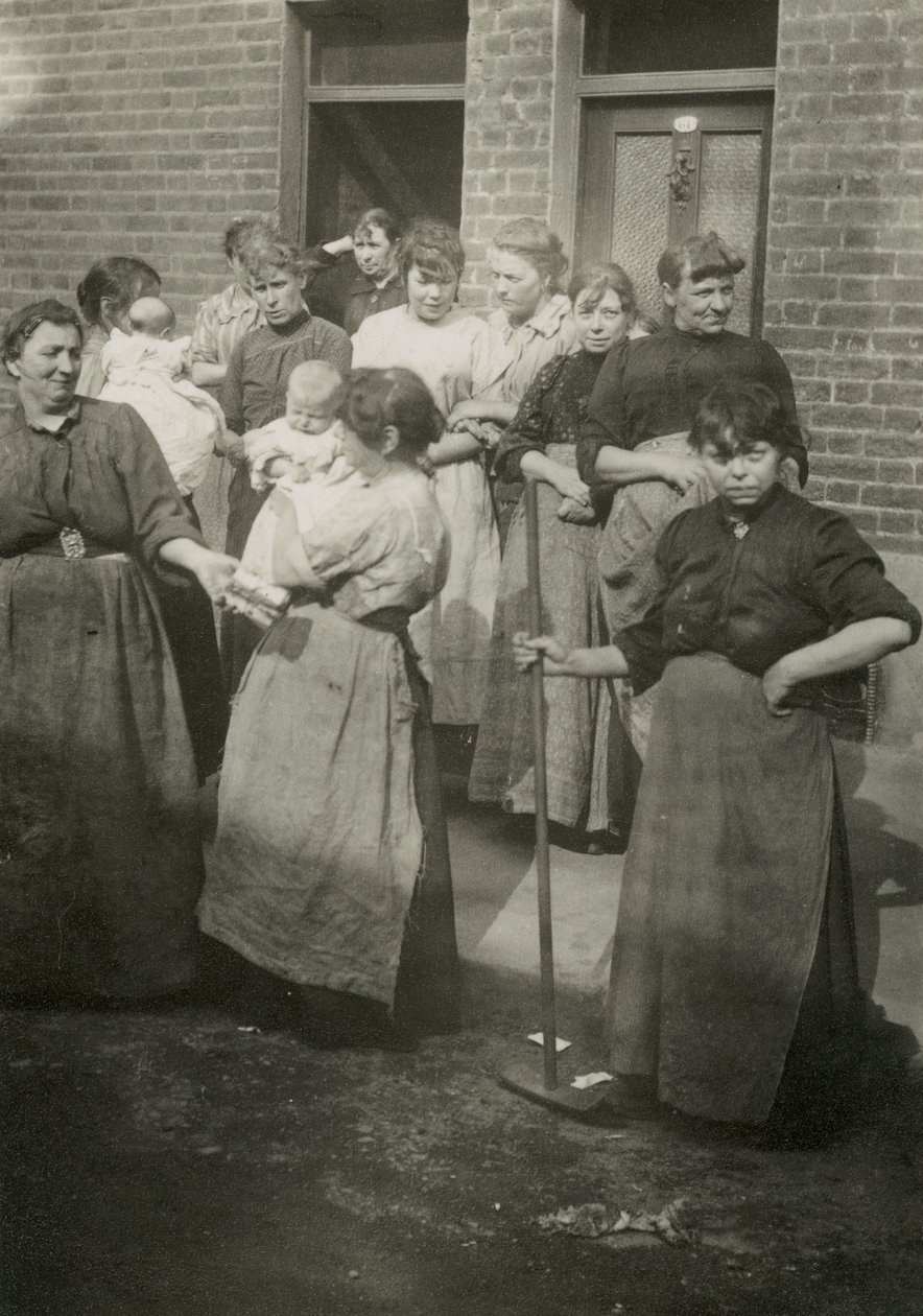 Straßenszene, Frauen und Babys, London von English Photographer