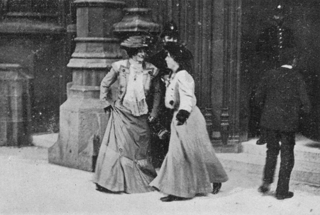 Suffragetten abgewiesen, Illustration aus einem Artikel mit dem Titel Die Wiederzusammenkunft des Parlaments veröffentlicht in The Graphic, 27. Oktober 1906 von English Photographer