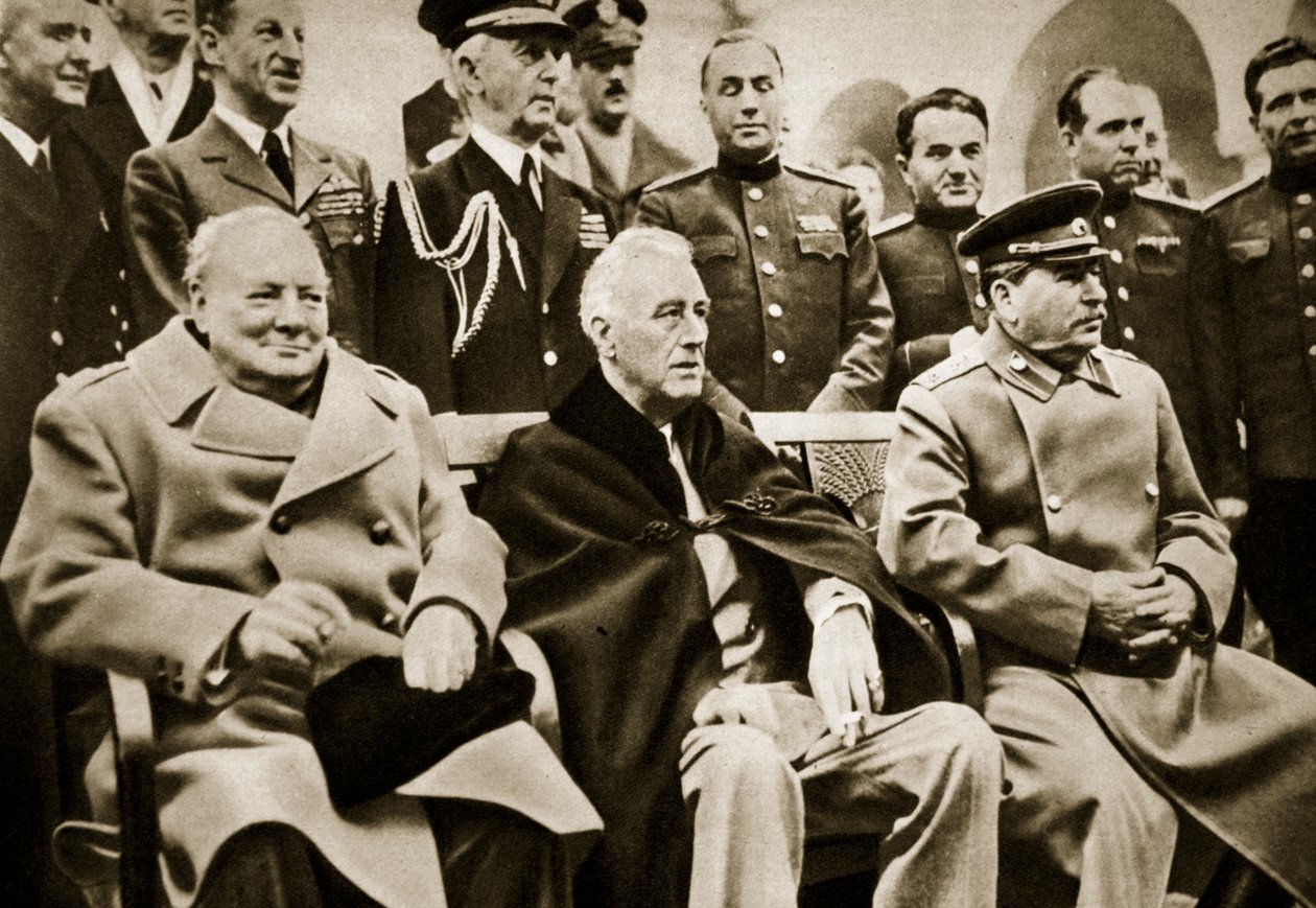 Die Großen Drei auf der Jalta-Konferenz. Premierminister Churchill, Präsident Roosevelt und Generalissimus Stalin, Februar 1945 von English Photographer