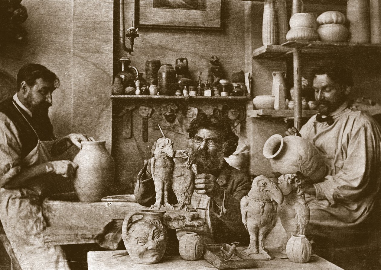Die Martin-Brüder im Studio der Southall Pottery von English Photographer