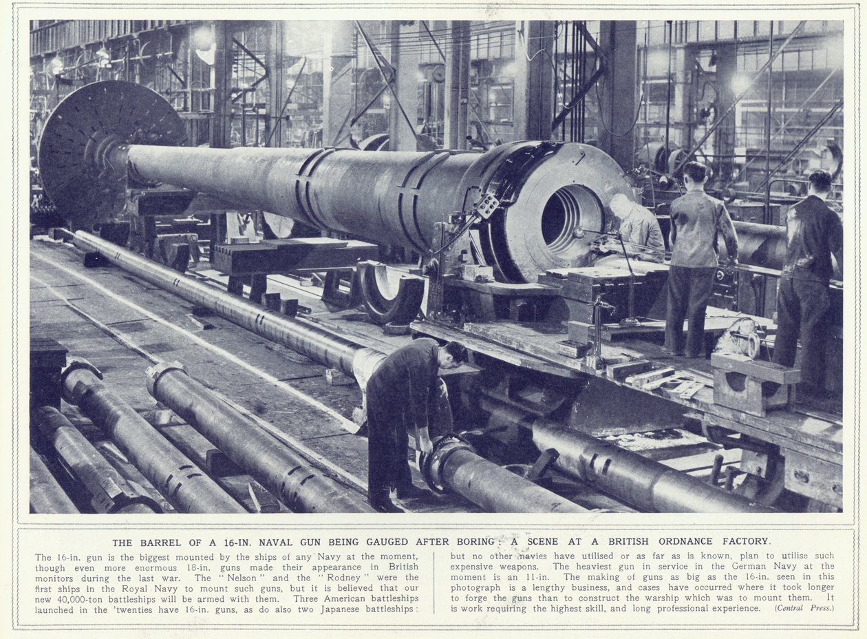 Das Rohr einer 16-Zoll-Marinekanone wird nach dem Bohren gemessen, aus The Illustrated War News, veröffentlicht am 8. November 1939 von English Photographer