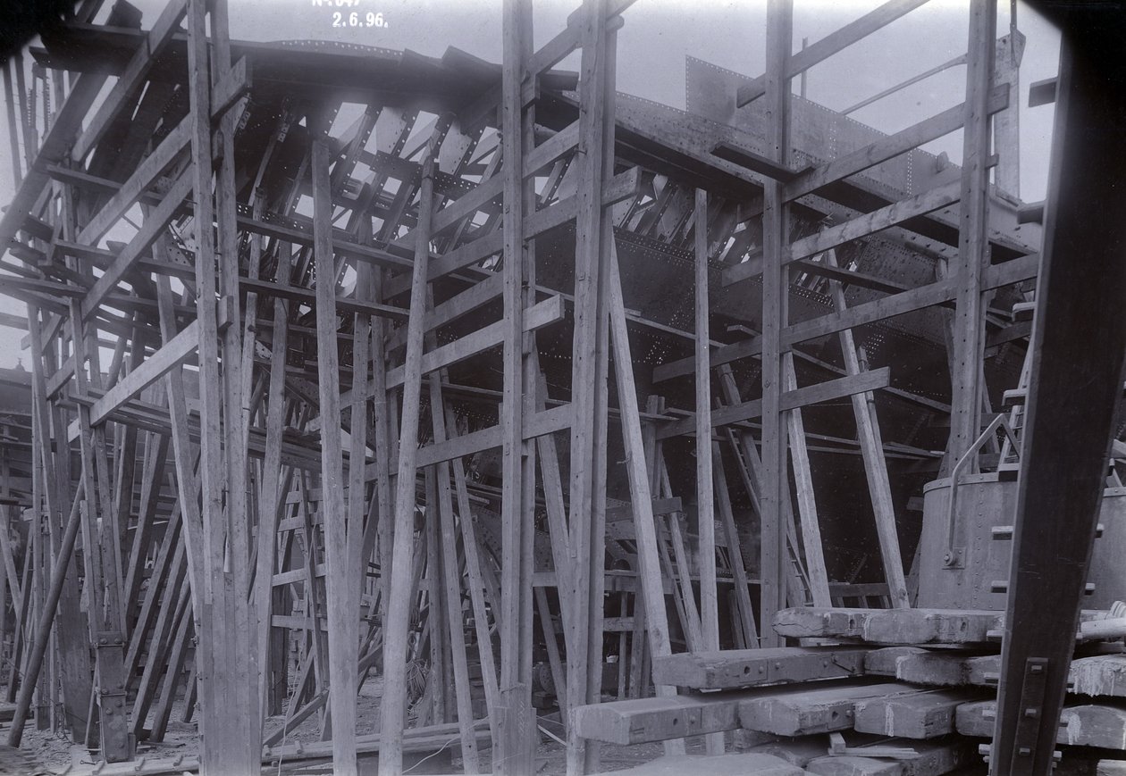 Der eisbrechende Zugfähren-Dampfer SS Baikal im Rahmen während des Baus durch Sir W.G. Armstrong Mitchell und Co. Ltd., in der Low Walker Werft, Newcastle upon Tyne, 1896 von English Photographer