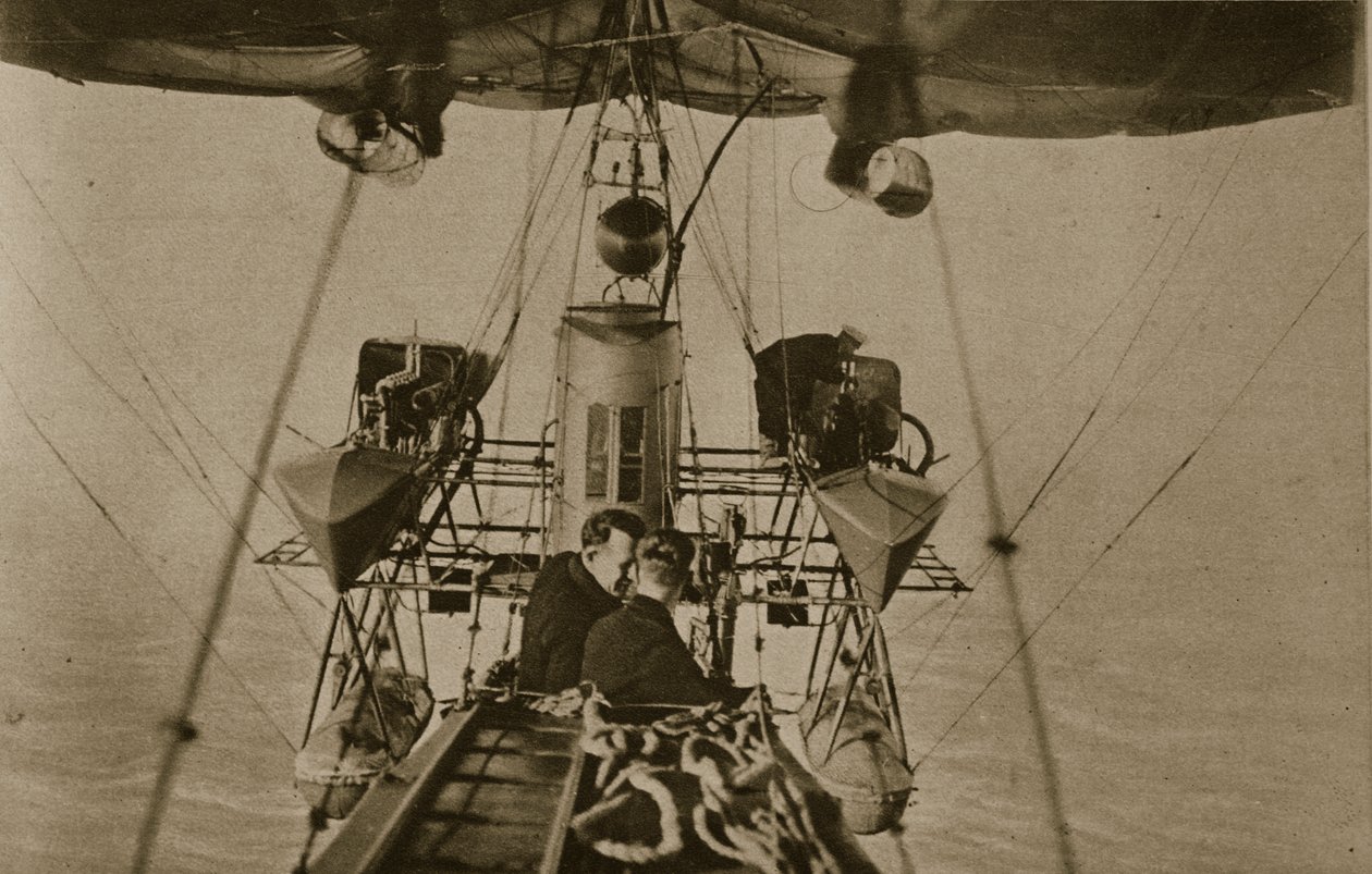 Zwei Besatzungsmitglieder (Beobachter) in der Gondel unter einem Luftschiff, 1914-19 von English Photographer