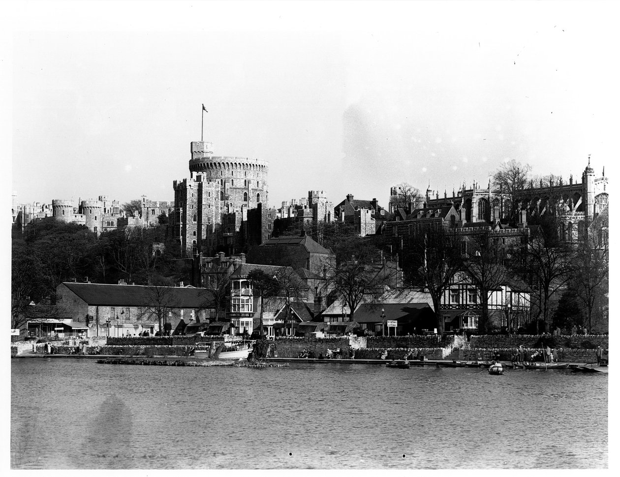 Ansicht von Windsor Castle, über die Themse von English Photographer