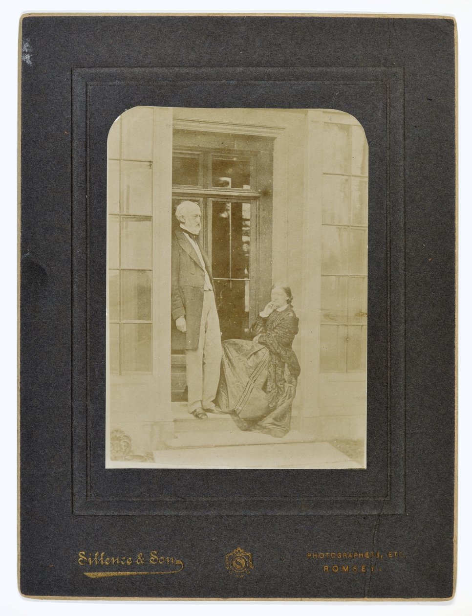 W.E. Nightingale und Frances Parthenope, Lady Verney, ca. 1870 von English Photographer