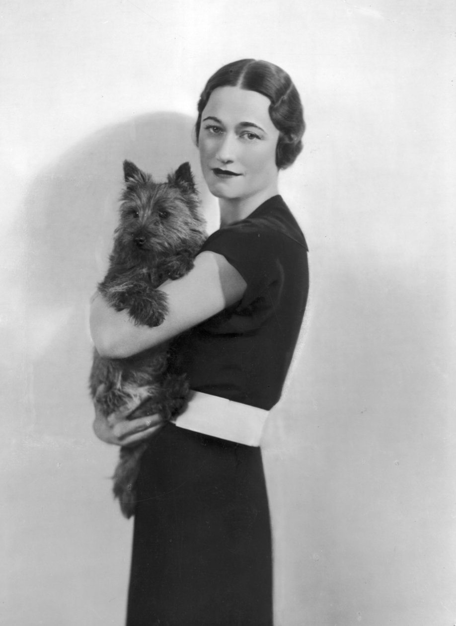 Wallis Simpson mit ihrem Hund, 1935 von English Photographer
