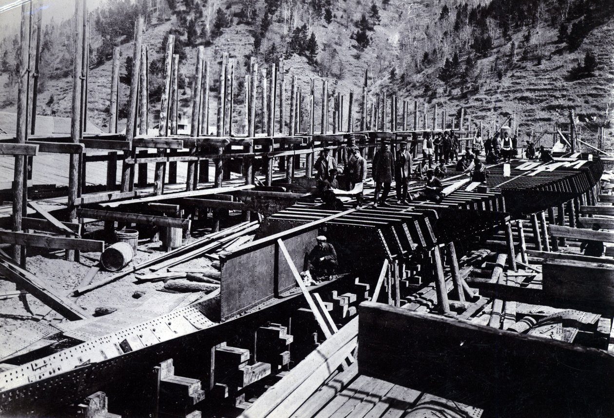 Yard Nr. 647, Baikal. Der eisbrechende Zugfähren-Dampfer Baikal im Bau am Baikalsee, 1896 von English Photographer