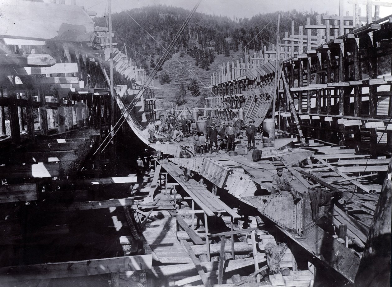 Yard Nr. 647, Baikal. Der eisbrechende Zugfähren-Dampfer Baikal im Bau am Baikalsee, 1896 von English Photographer
