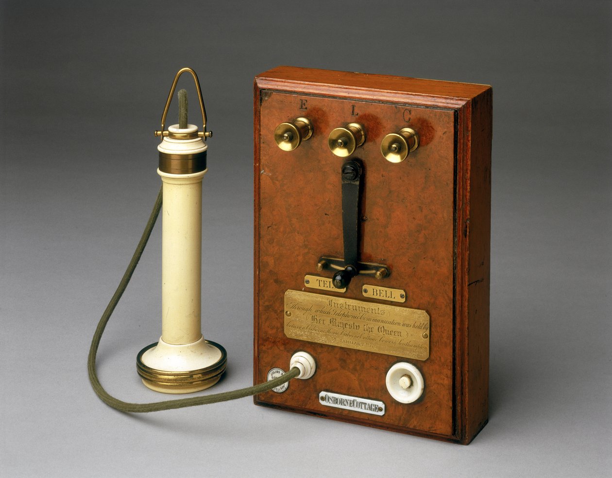 Bell-Telefon, verwendet von Königin Victoria im Osborne House, Isle of Wight, 1877-78 von English School