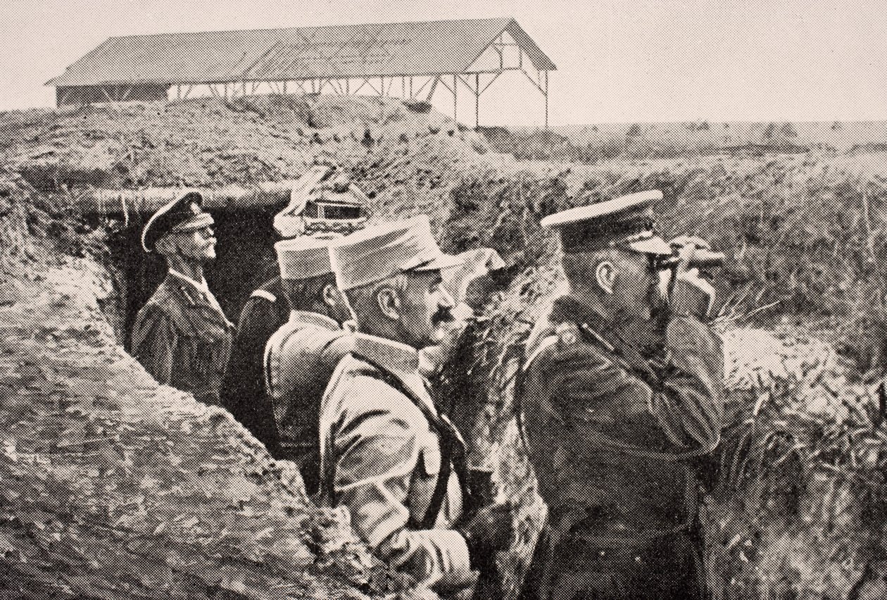 Lord Kitchener mit Fernglas mit General Joffre im Schützengraben an der Westfront, August 1915, aus 