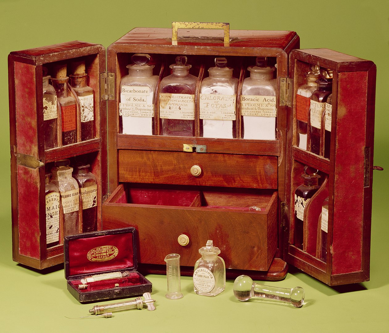 Medizinschrank der Familie Dinneford (Mahagoni) von English School