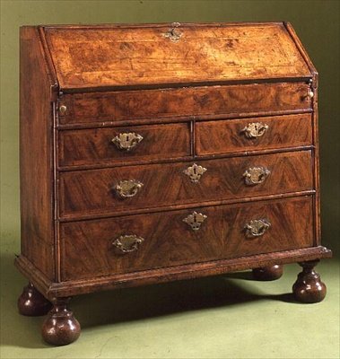 Queen Anne Schreibtisch mit Kugelfüßen, um 1710 von English School