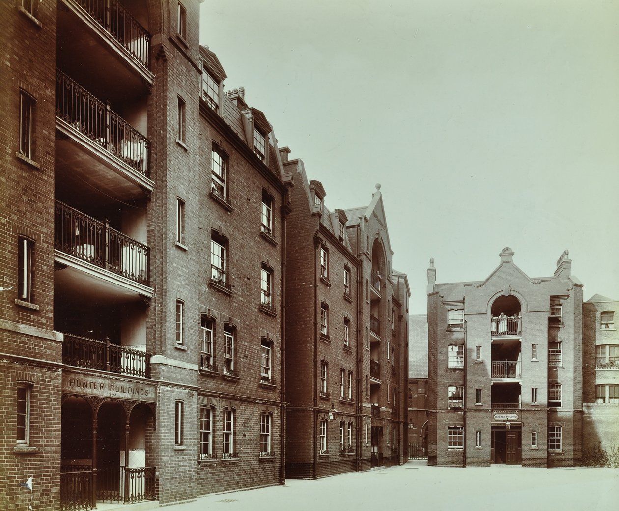 Borough Road Estate: Wohnhäuser, London von English Photographer