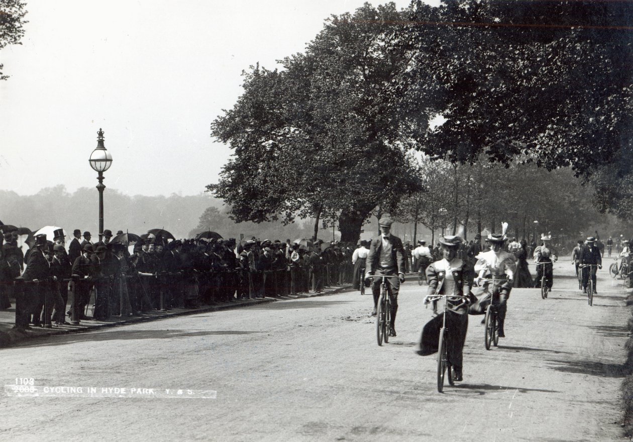 Radfahren im Hyde Park, ca. 1910 von English Photographer