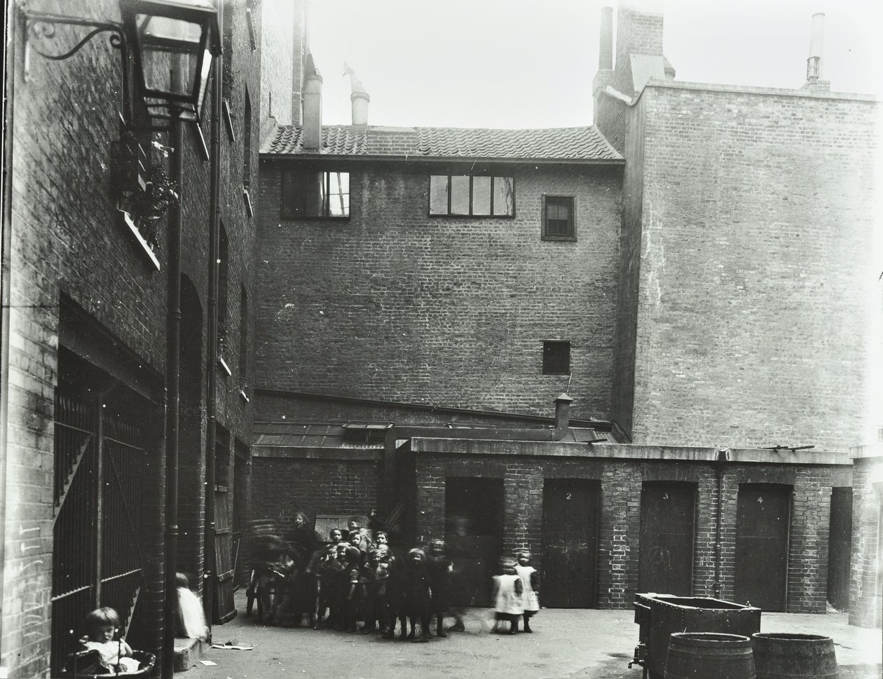 Dufferin Street: Costermongers Buildings, London, 1896 von English Photographer