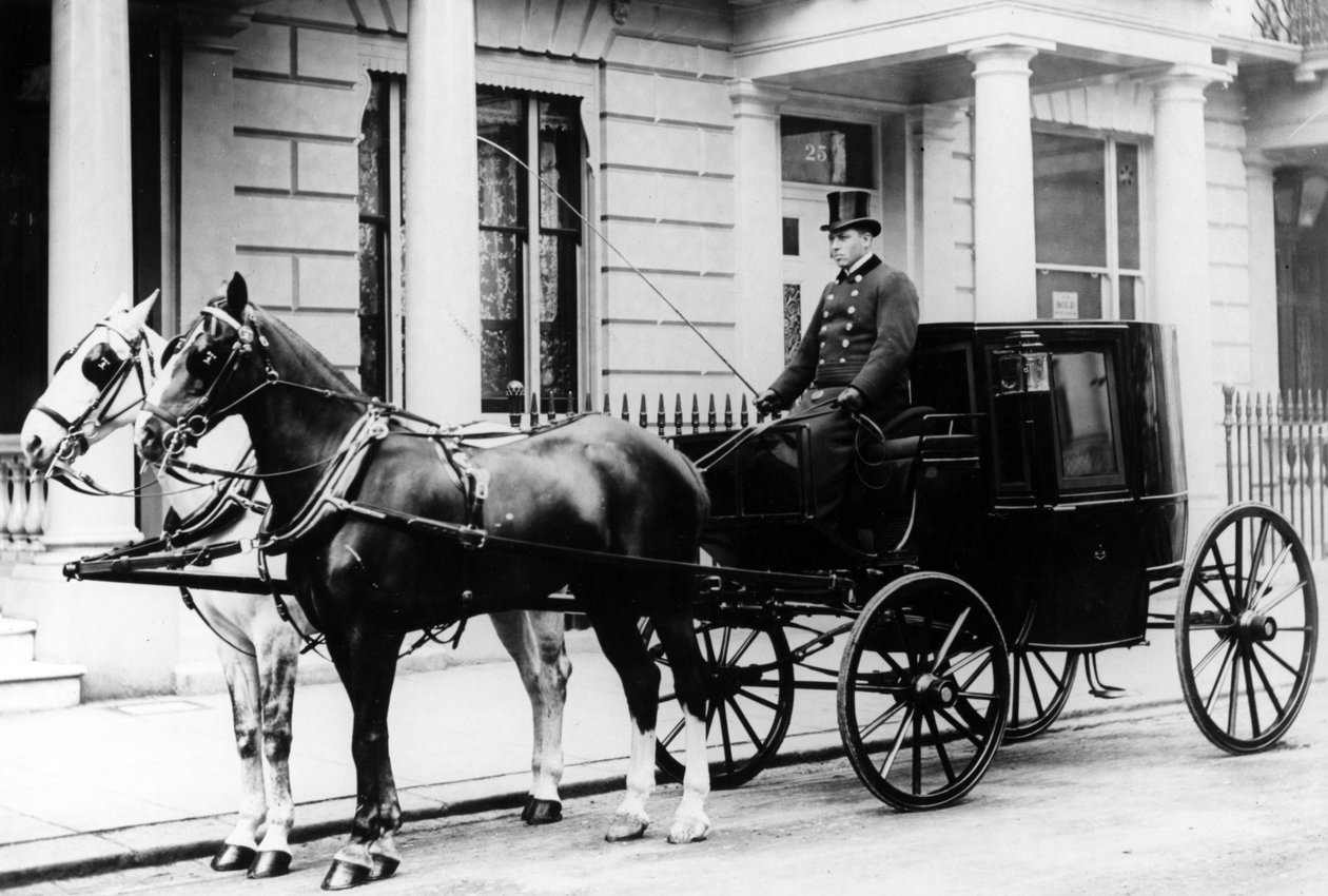 Pferdekutsche vor 24 Gloucester Square, Hyde Park, London, um 1890 von English Photographer