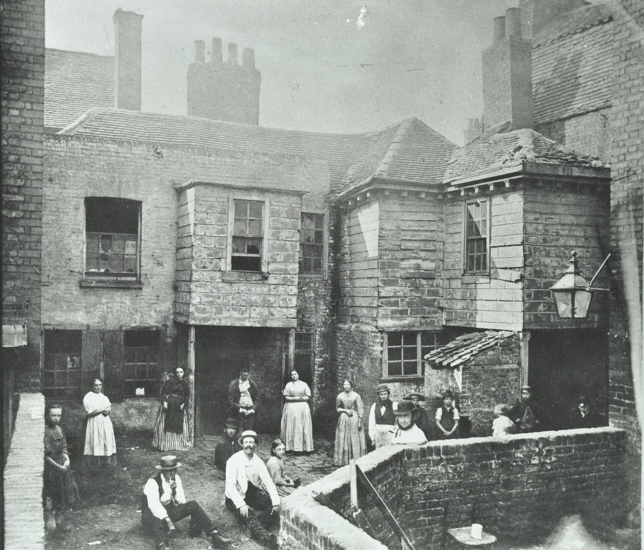 Market Court, London, 1868 von English Photographer