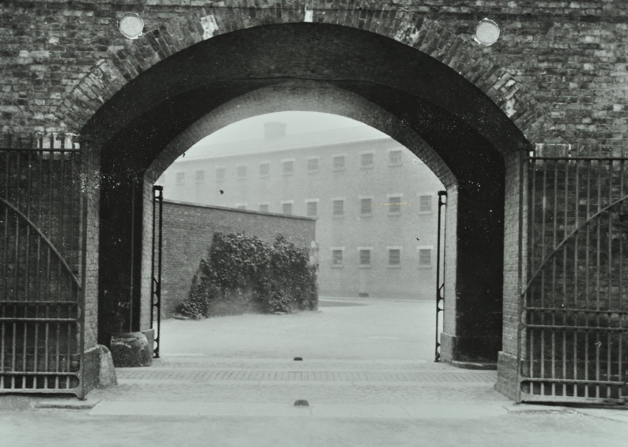 Millbank Prison: Torbogen, Eingang, 1885 von English Photographer