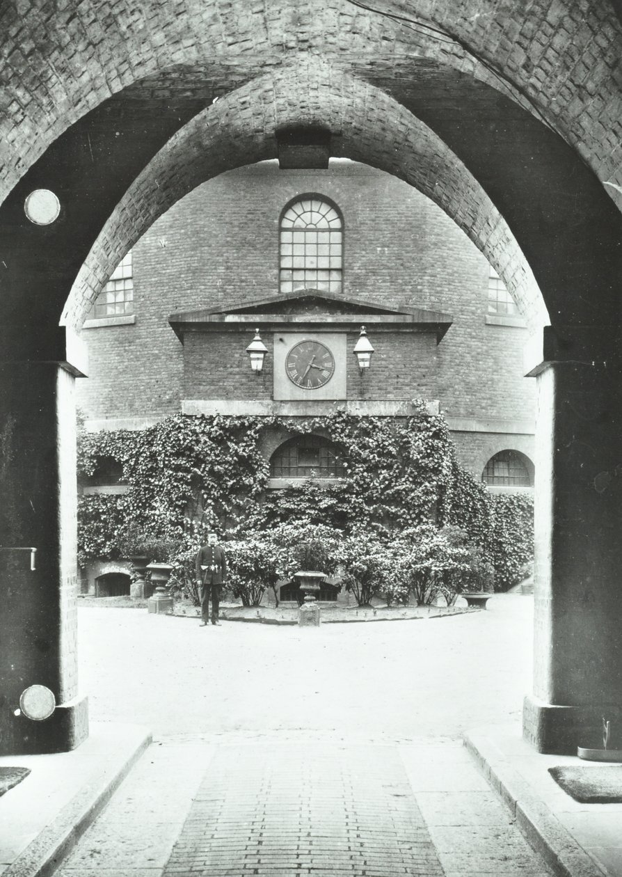Millbank Prison: Kapelle durch Torbogen, 1885 von English Photographer
