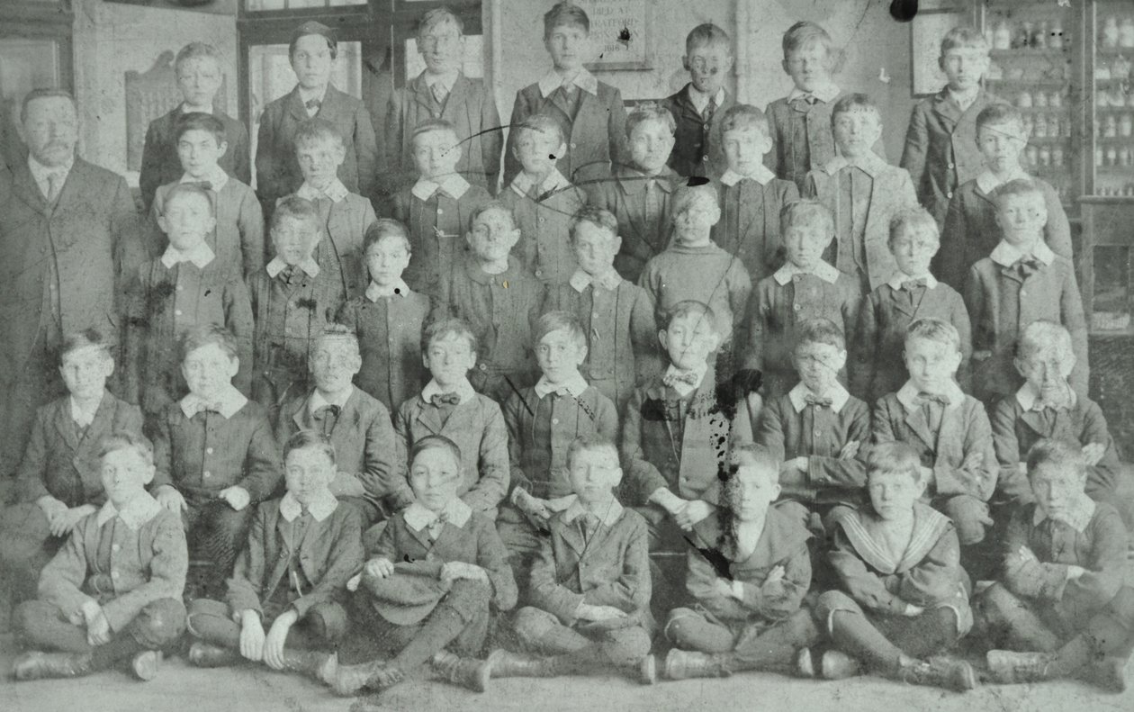 Schulgruppe, unbekannte Schule, 1895 von English Photographer