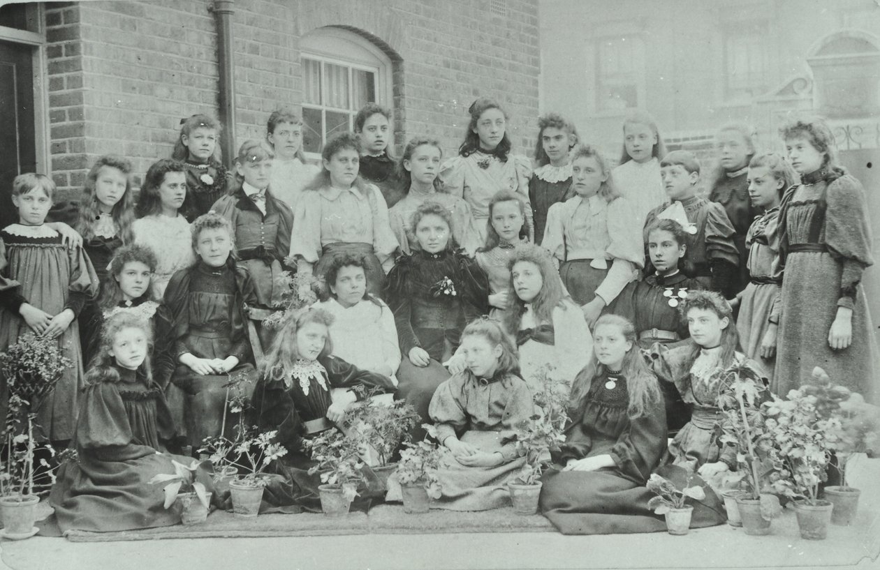 Unbekannte Klasse von Mädchen, 1896 von English Photographer