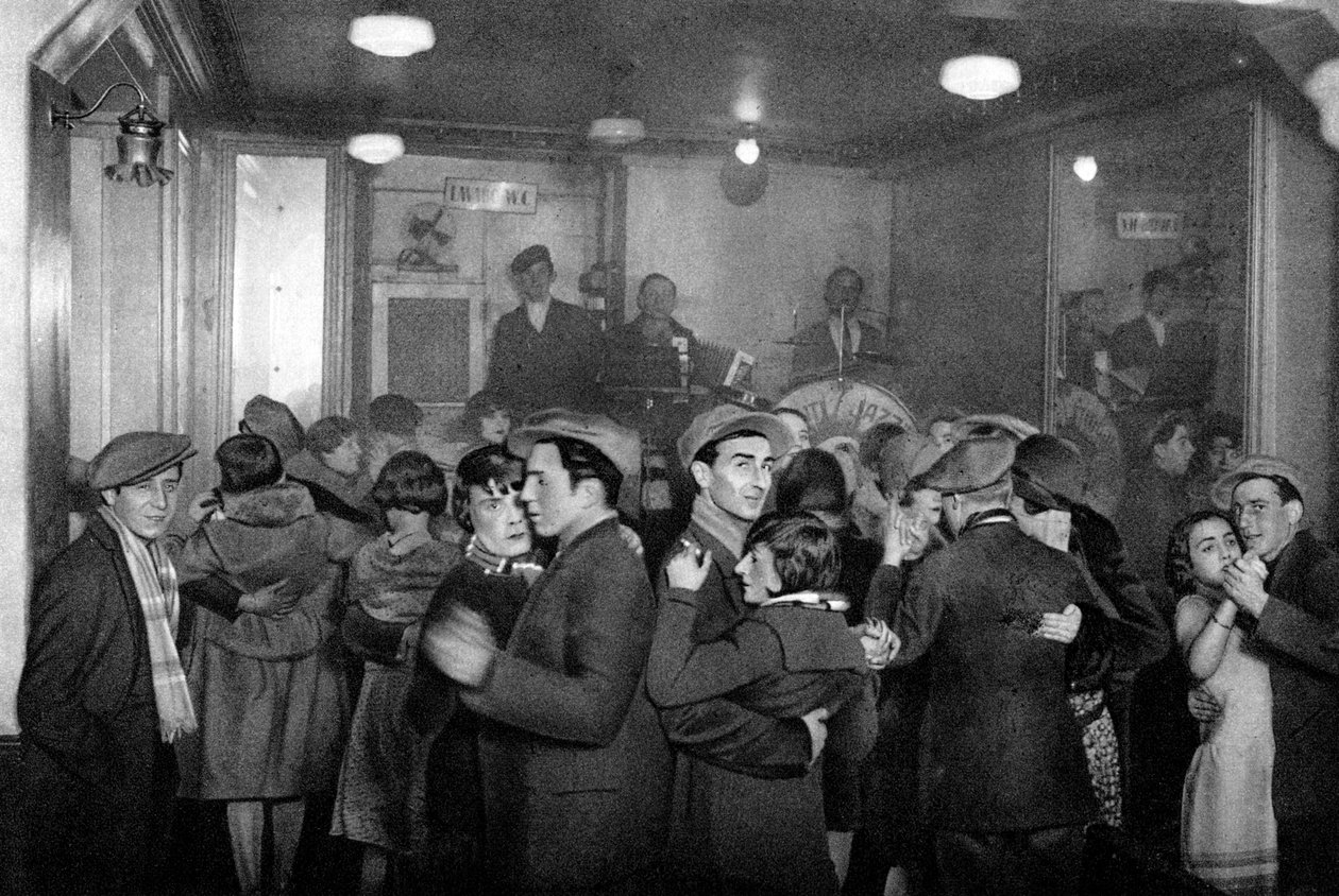 Innenraum eines Bal-Musette, Paris, 1931 von Ernest Flammarion