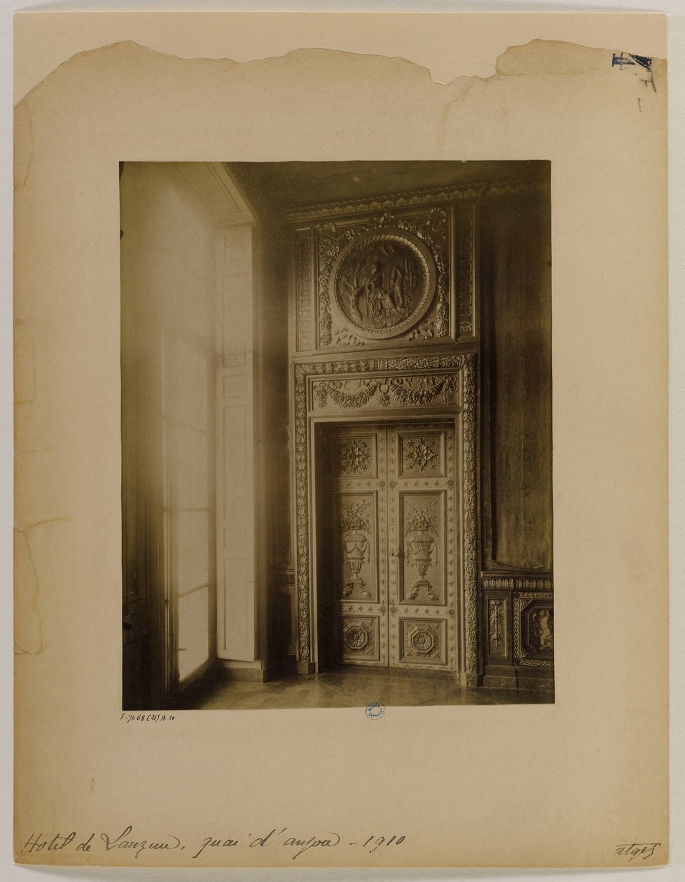 Skulptierte Tür, Innenansicht, Hôtel Lauzun von Eugène Atget