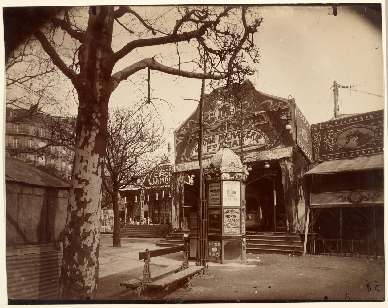 Fête Vaugirard (Straßenfest und Kiosk) von Eugène Atget