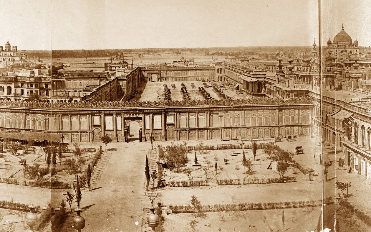 Panoramablick auf die Höfe der Residenz, Lucknow von Felice Beato