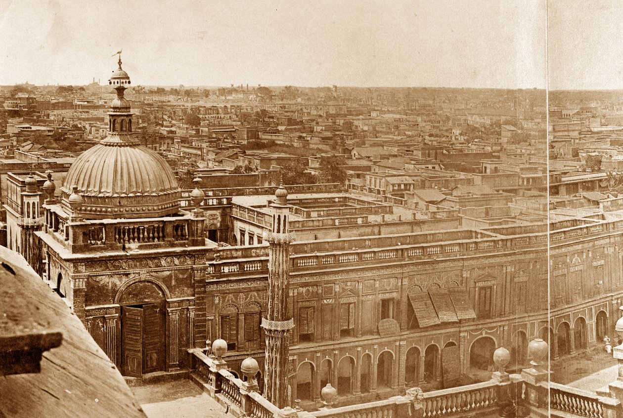 Panoramablick auf die Höfe der Residenz, Lucknow von Felice Beato