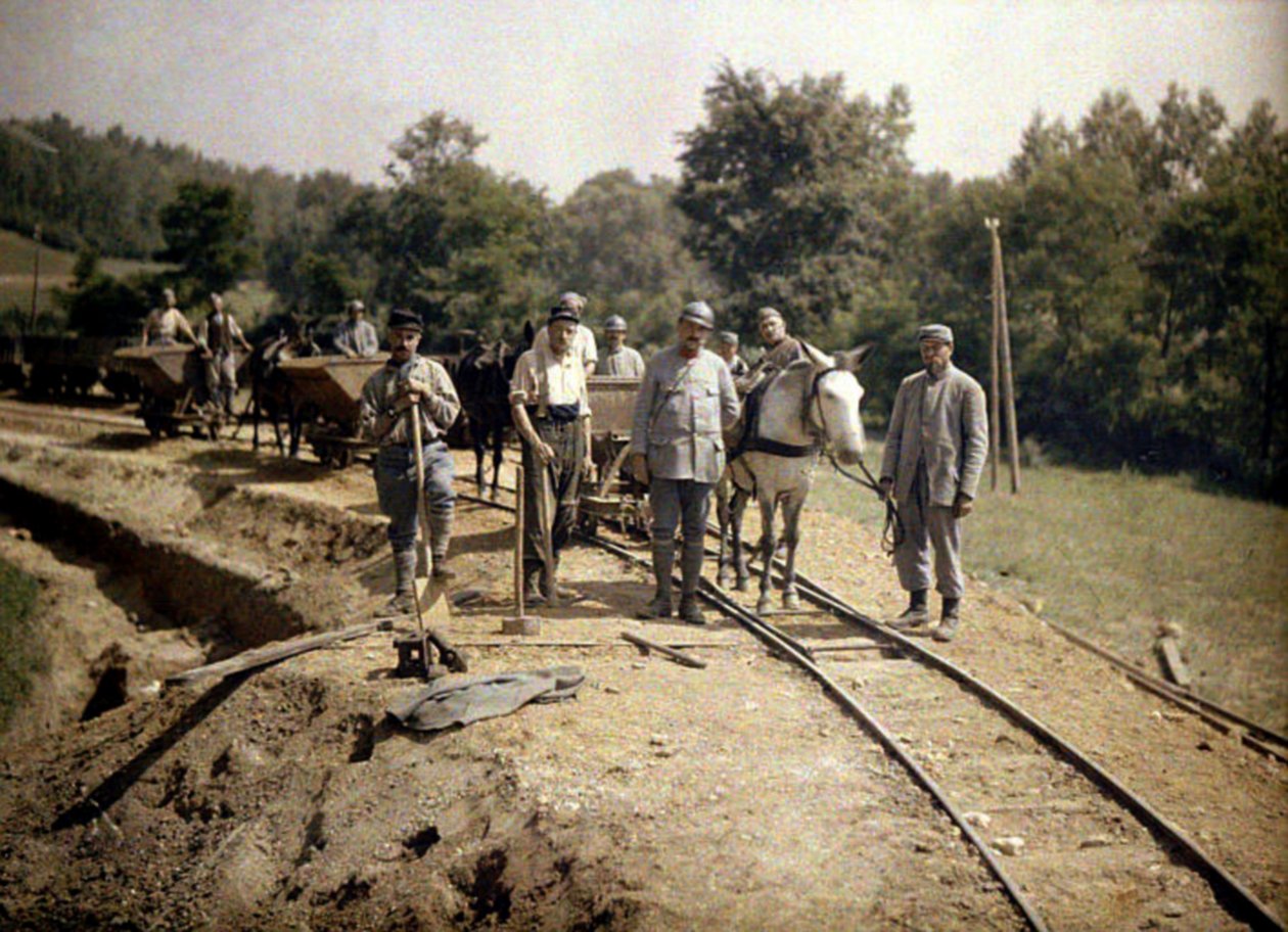 Französische Soldaten des 11. Artillerieregiments installieren Gleise für eine 600mm (schmale) Spurweite Eisenbahn, Soissons, Aisne, Frankreich, 1917 von Fernand Cuville