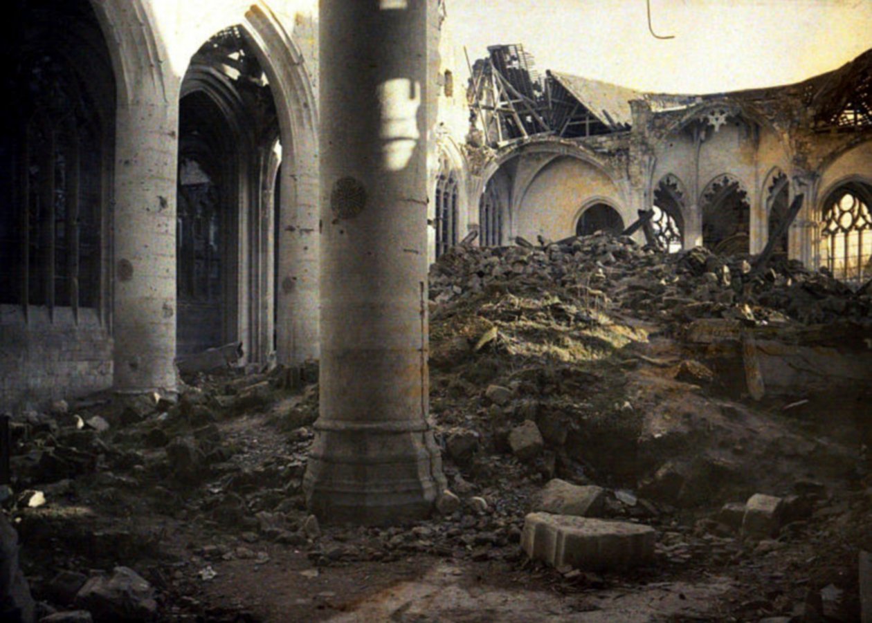 Das Innere der stark beschädigten Kirche, Roye, Somme, Frankreich, 1917 von Fernand Cuville