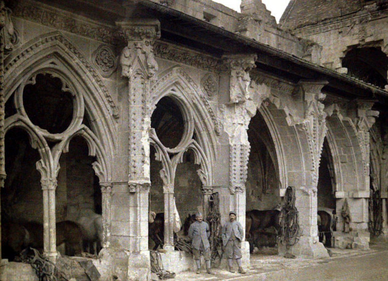 Zwei französische Soldaten und Pferde im Kreuzgang der Abtei Saint-Jean-des-Vignes, die durch Artilleriefeuer stark beschädigt wurde, Soissons, Aisne, Frankreich, 1917 von Fernand Cuville